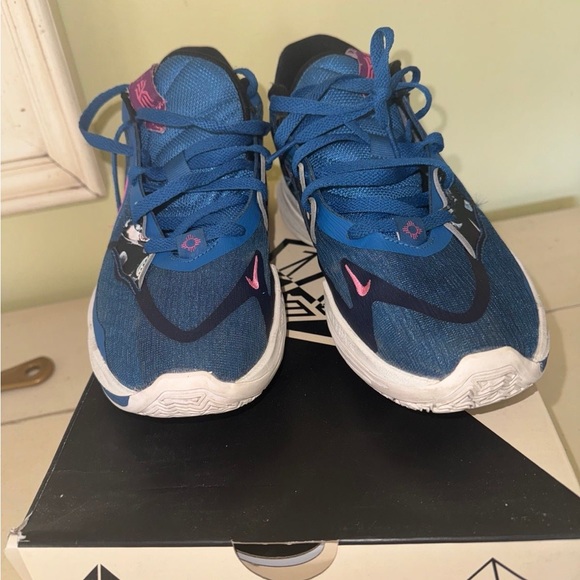 Nike Kyrie Low Size 9 - Picture 4 of 5